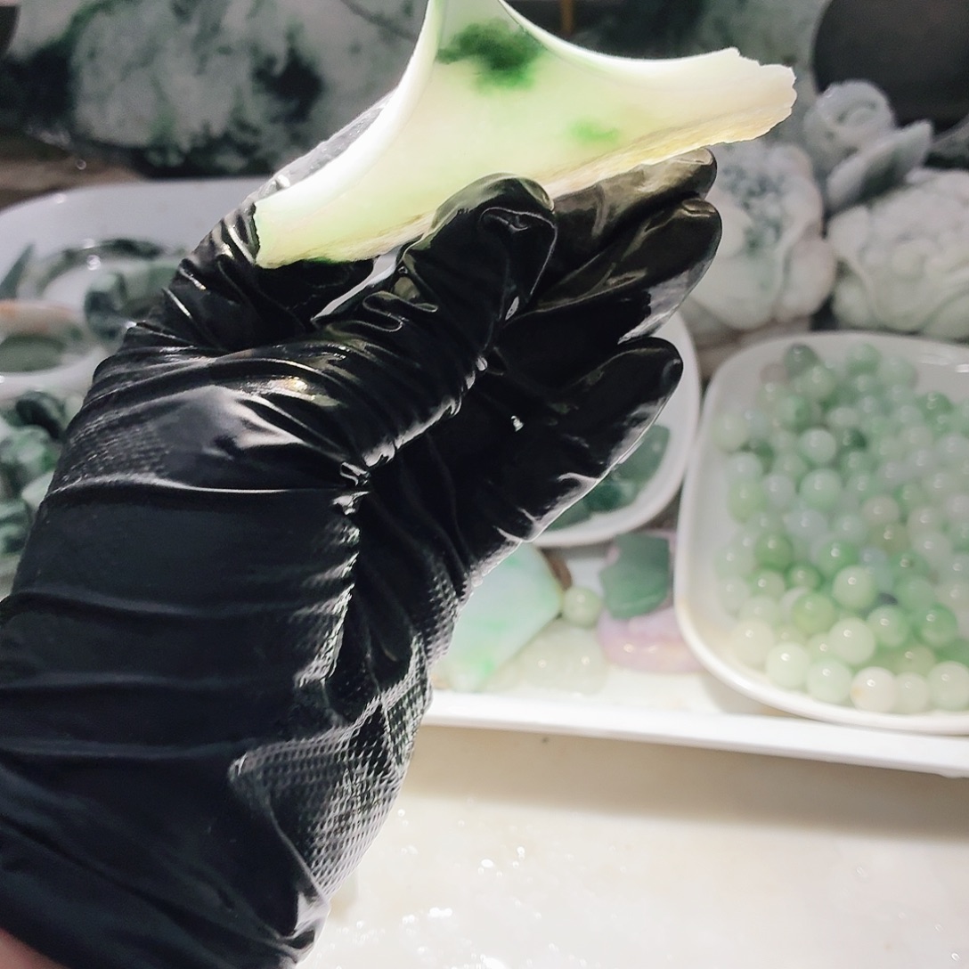 翡翠未镶嵌颈饰边角料