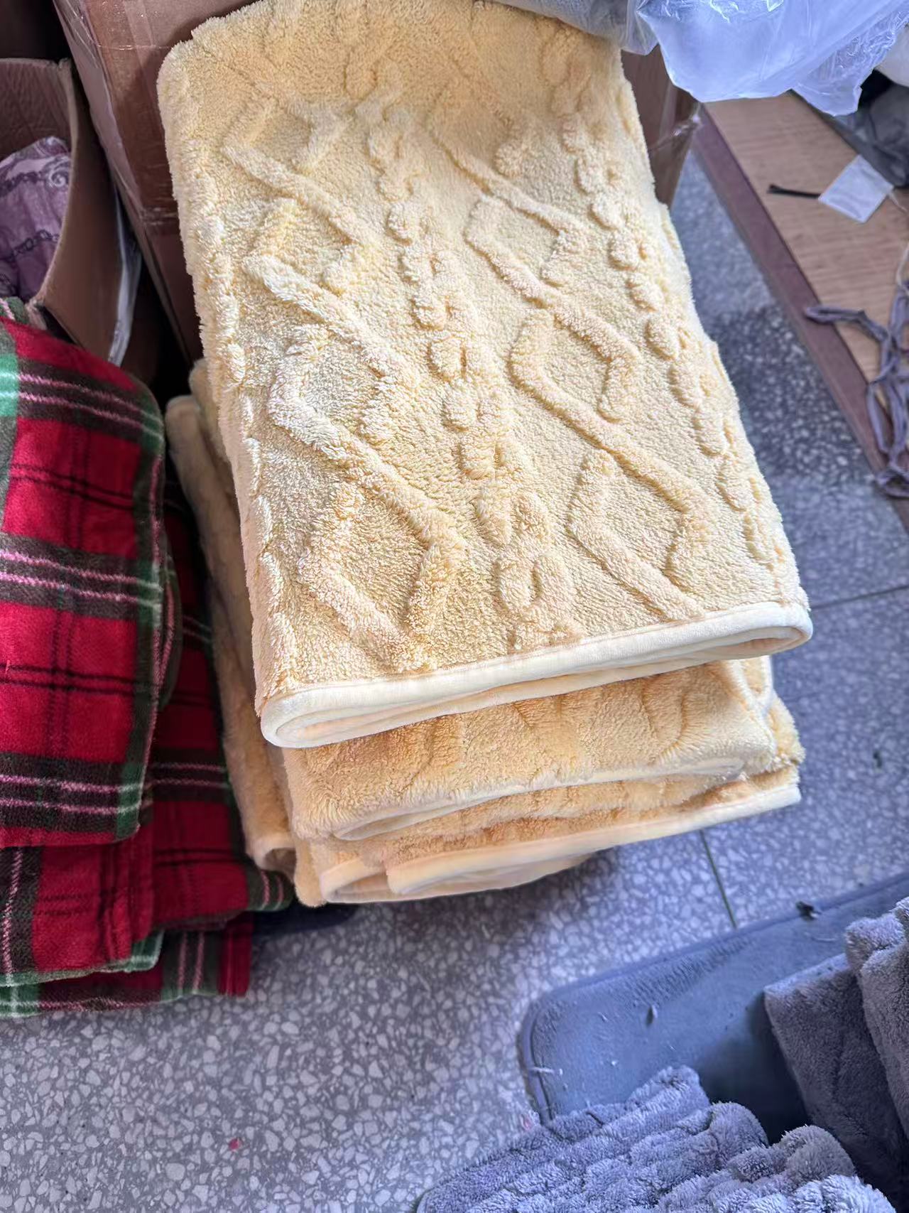《兵哥外贸》3楼90×200黄色羊羔绒防滑沙发垫 发一个