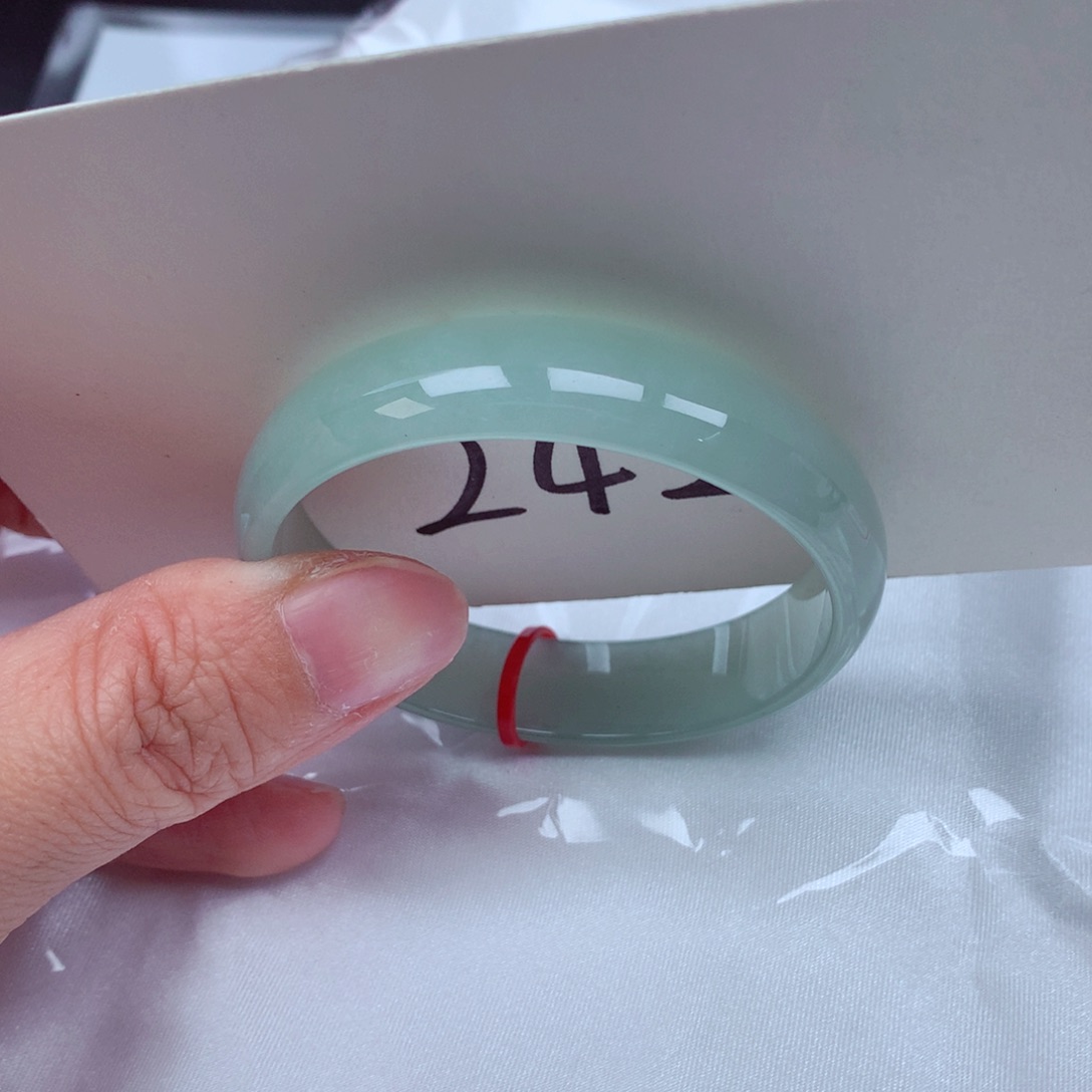 翡翠手镯未镶嵌翡翠