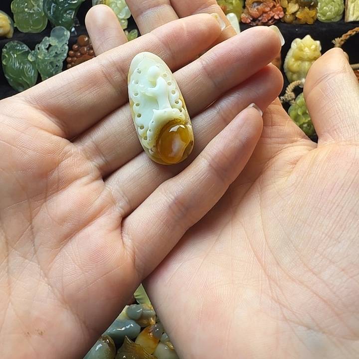 桃***子蛇纹石玉未镶嵌颈饰