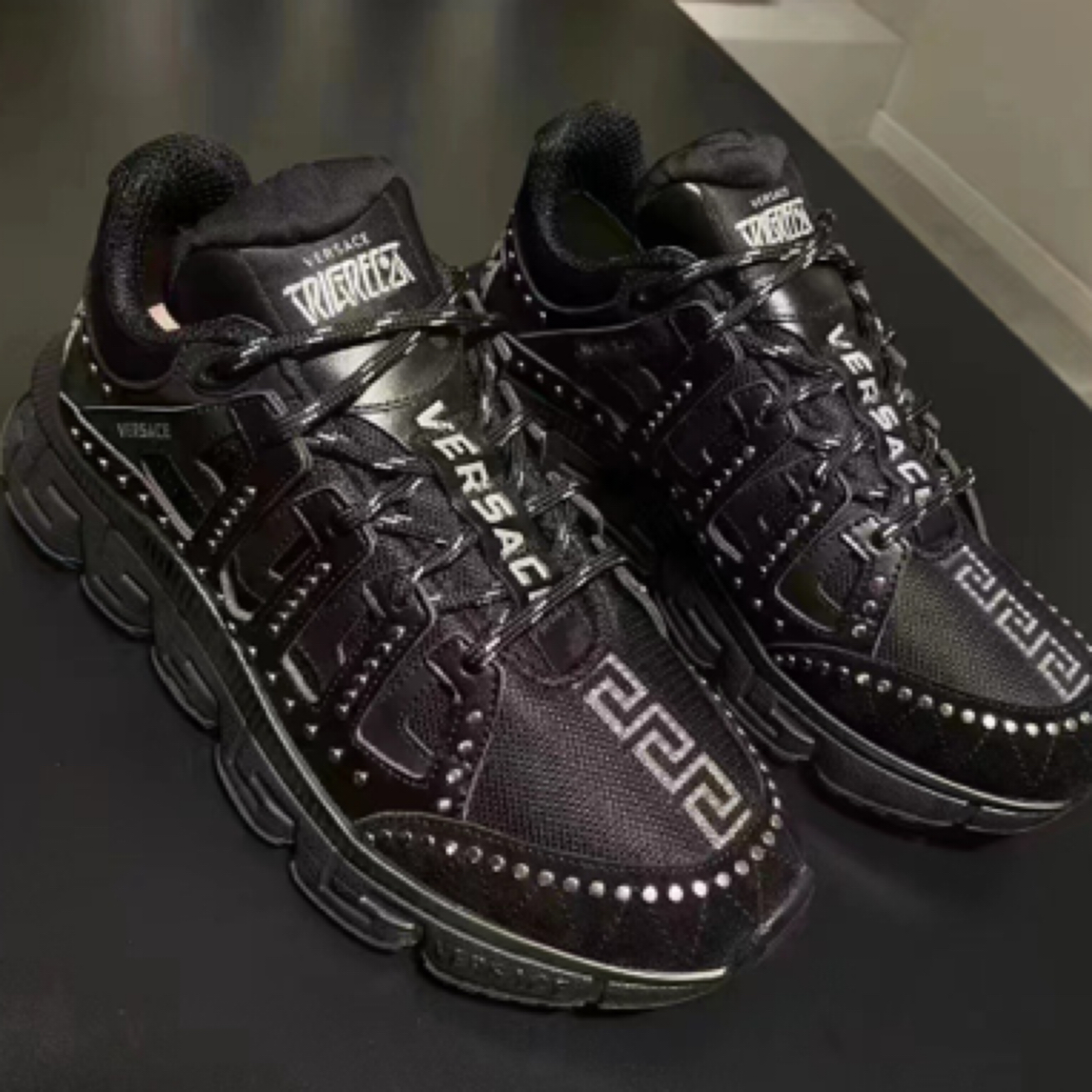 全新未使用 VERSACE/范思哲 黑色舒适休闲有印花铆钉装饰运动鞋
