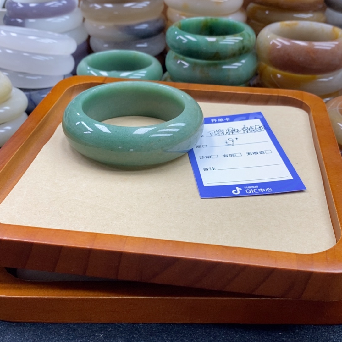 时***好石英质玉手镯未镶嵌