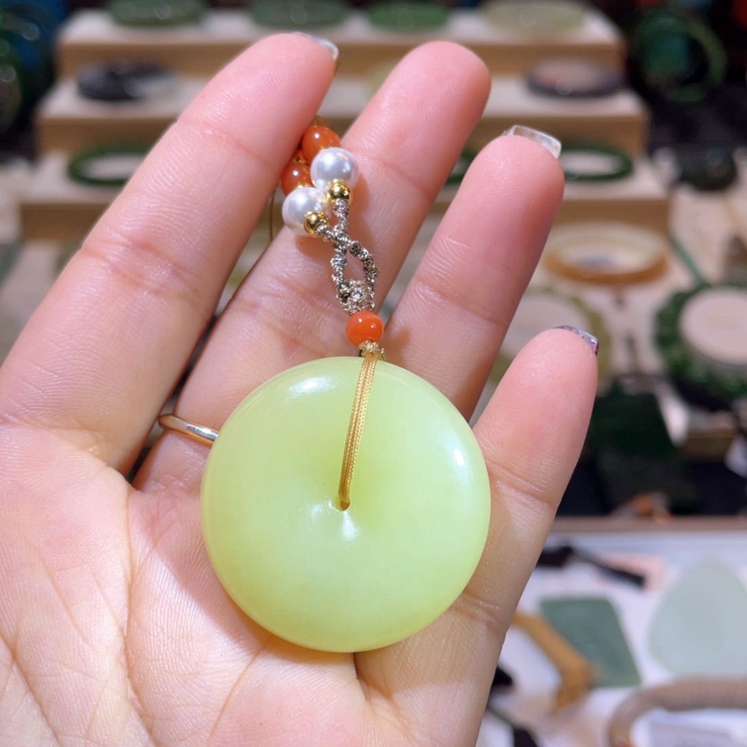 和田玉高品黄口吊坠未镶嵌