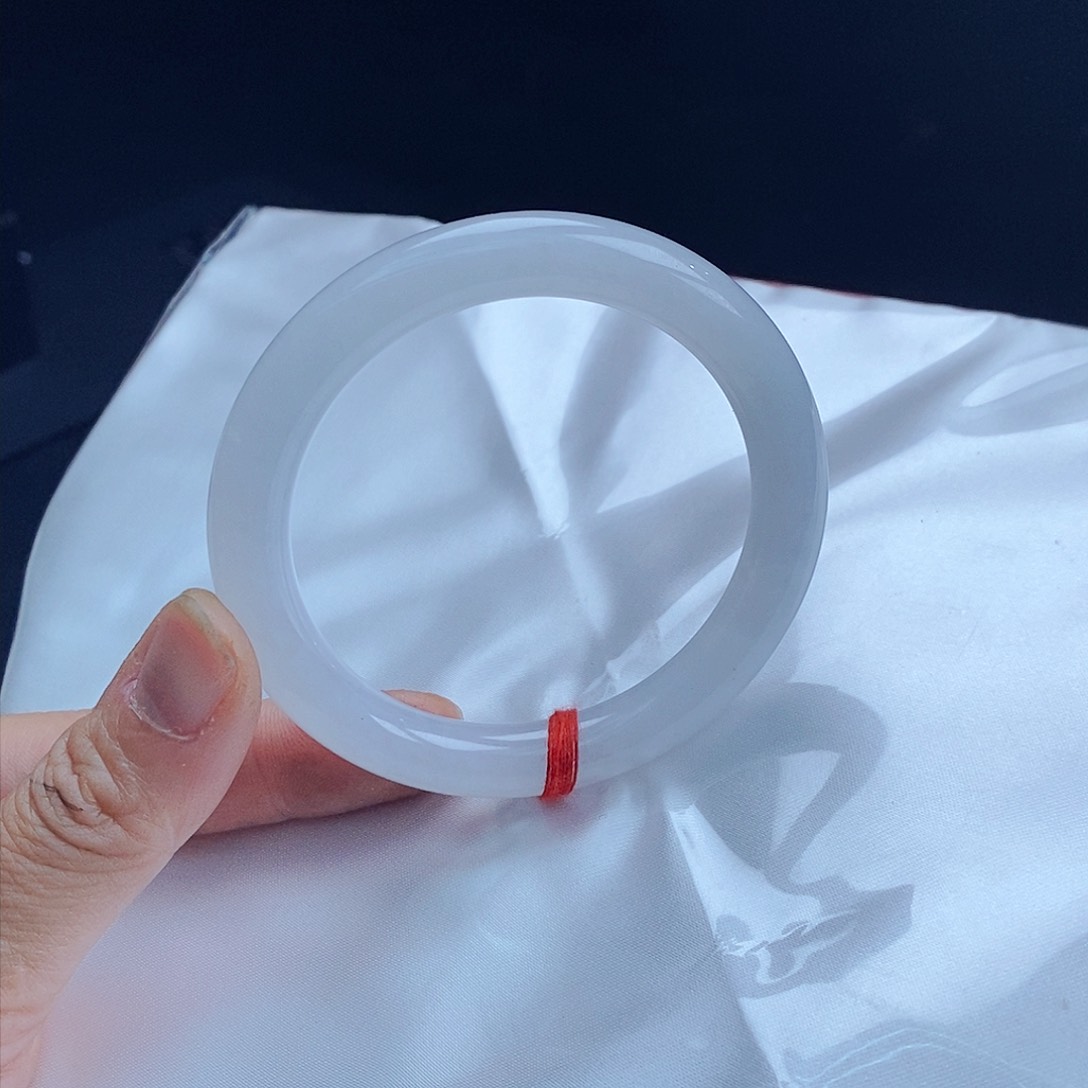 翡翠手镯未镶嵌翡翠