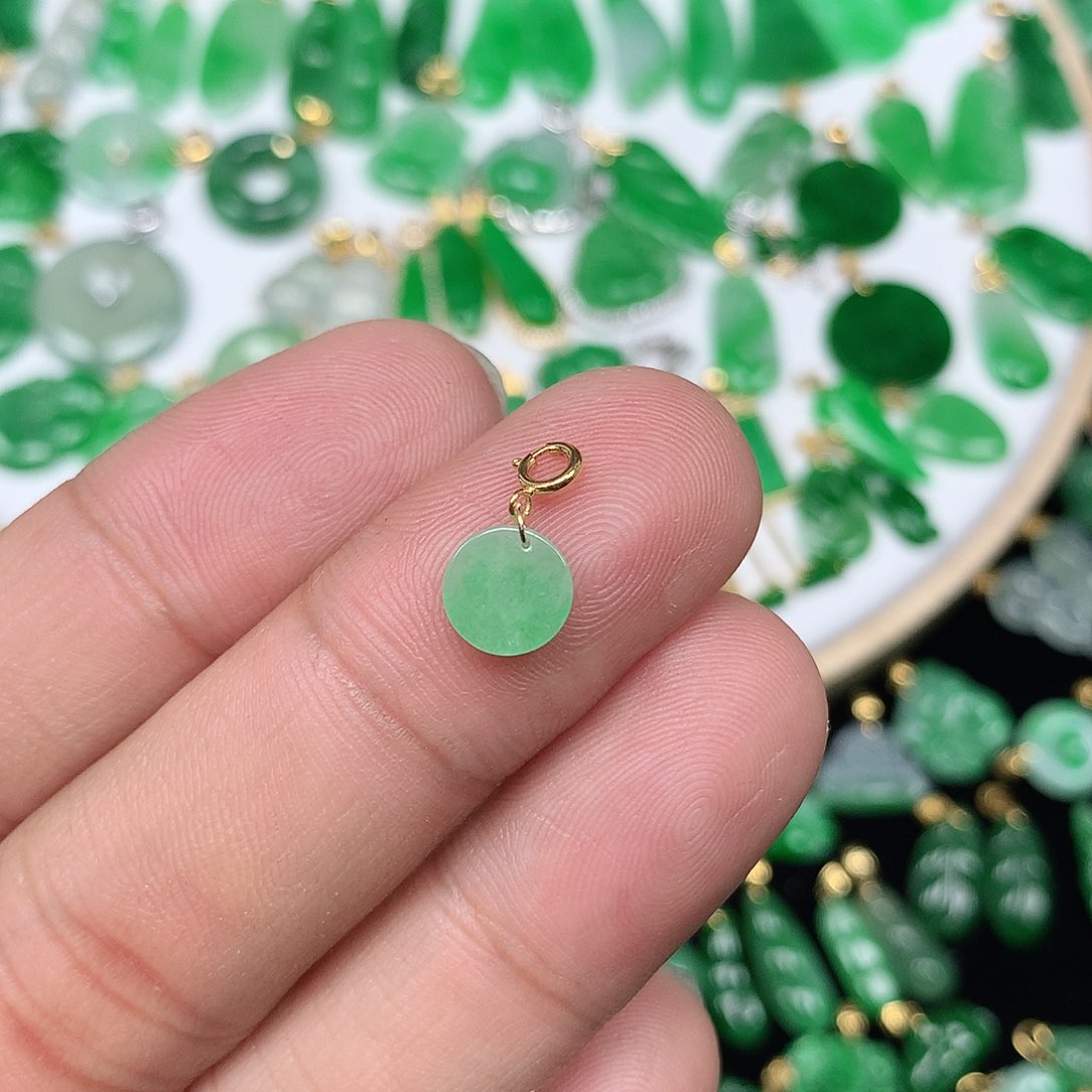 翡翠配石18K金扣头 小巧精美飘阳绿小圆牌