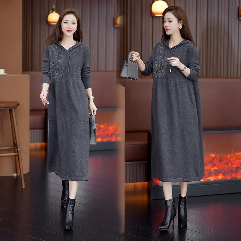 大码连衣裙秋冬季休闲风连帽高腰宽松显瘦加厚针织长款过膝裙子