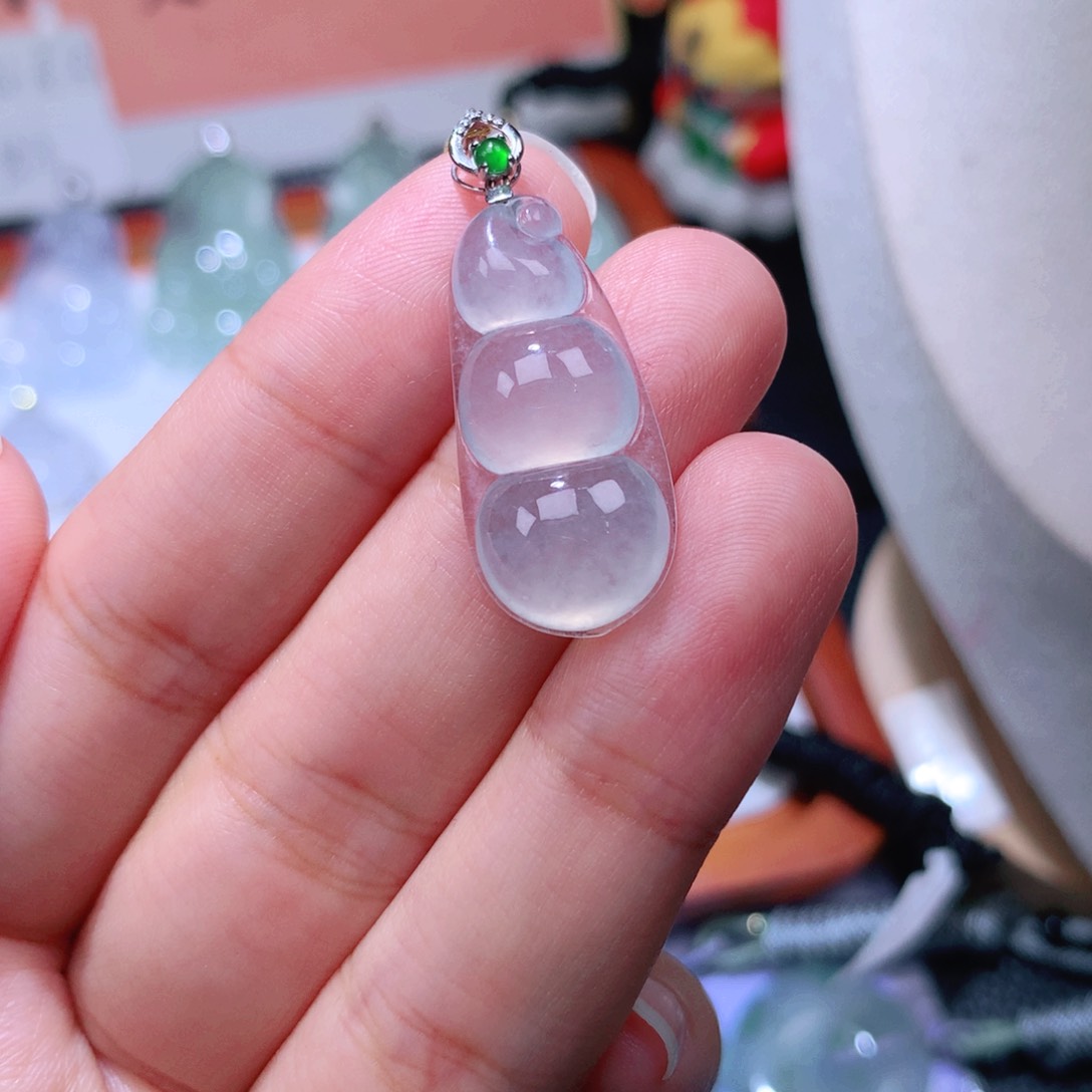 颈饰18K金镶嵌翡翠福豆