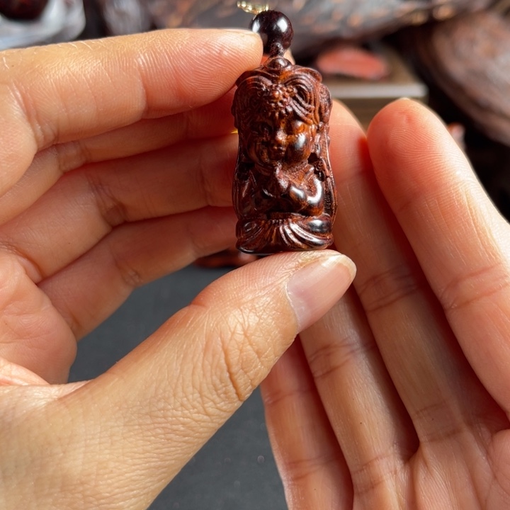 降真香无事牌红降吊坠一个