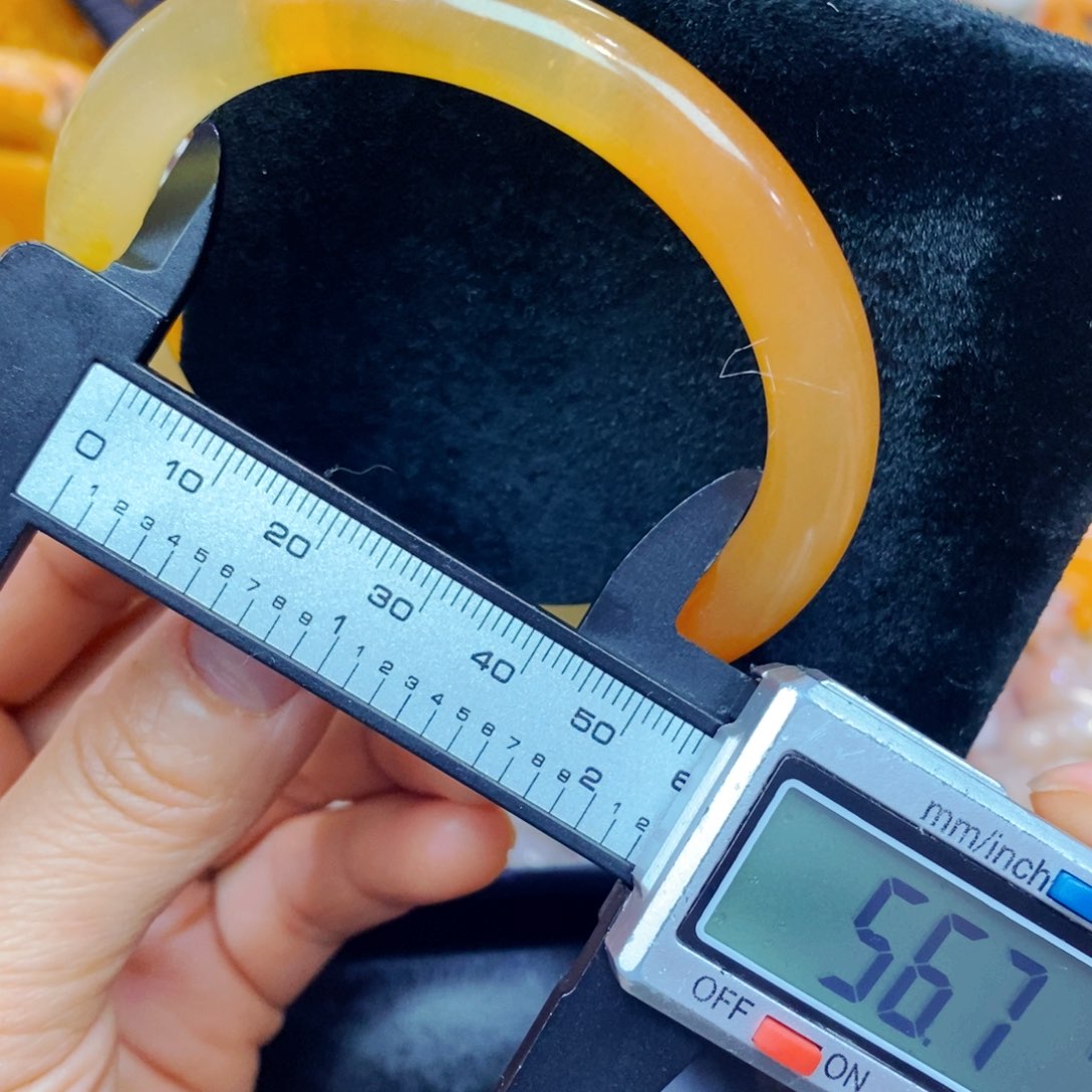 未镶嵌石英质玉（黄龙玉）颈饰