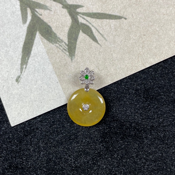 黄翡平安扣−天然翡翠18k金镶嵌吊坠（赠链）