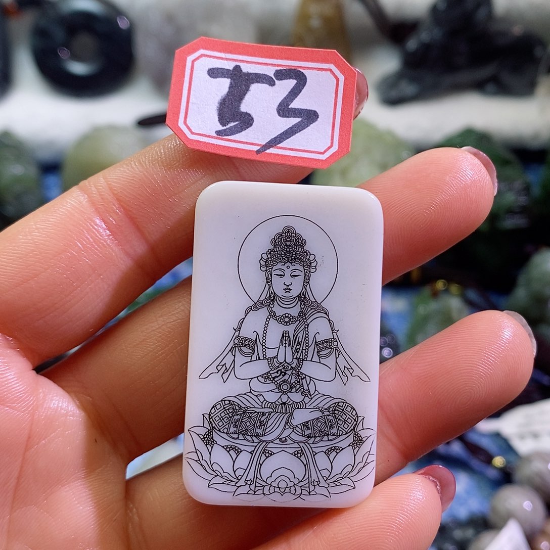 和田玉（糖玉）颈饰足铂镶嵌