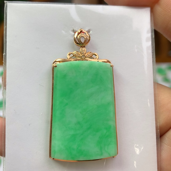 翡翠18K金镶嵌颈饰翡翠吊坠