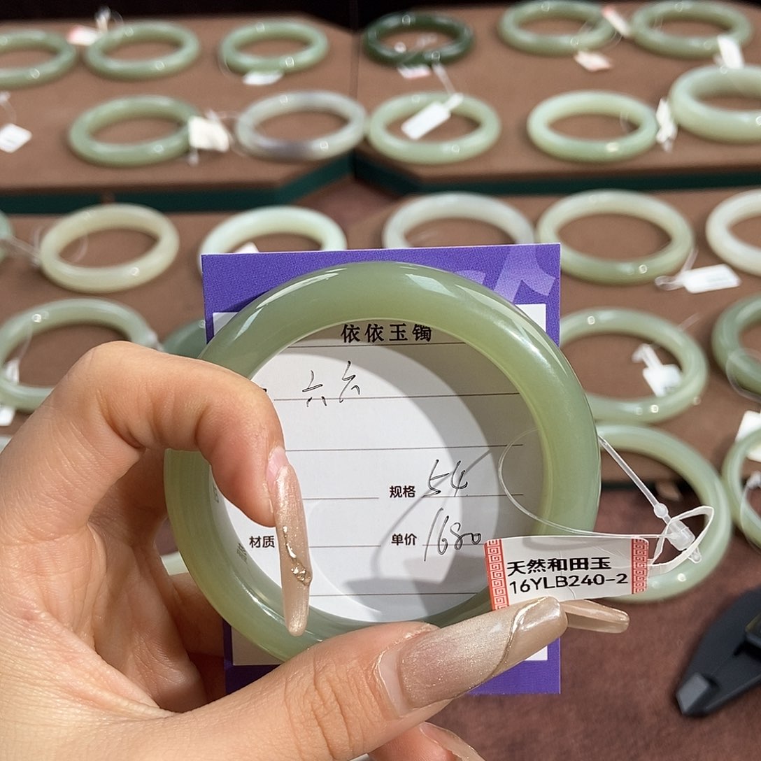和田玉手镯未镶嵌六*