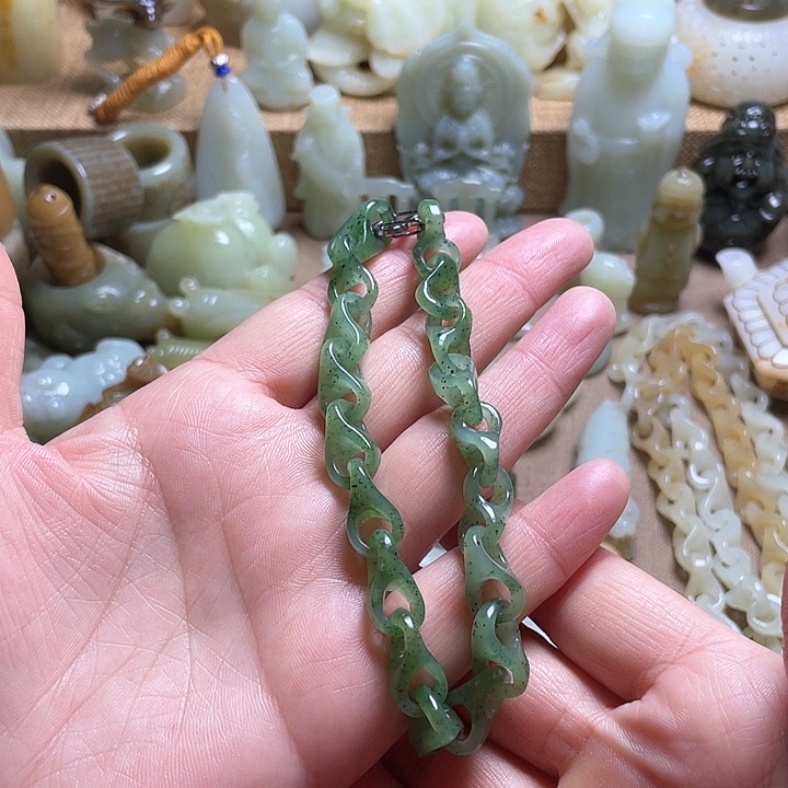 和田玉颈饰未镶嵌你****?