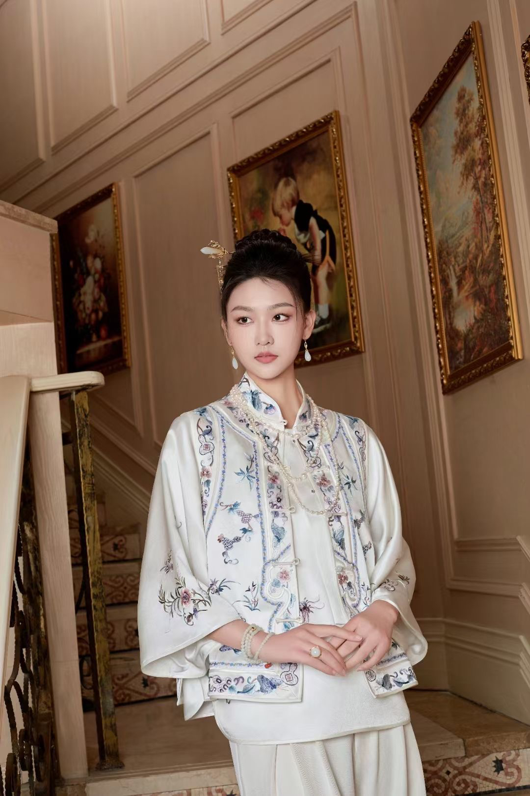 卿佩华服万物生对襟马甲复古风