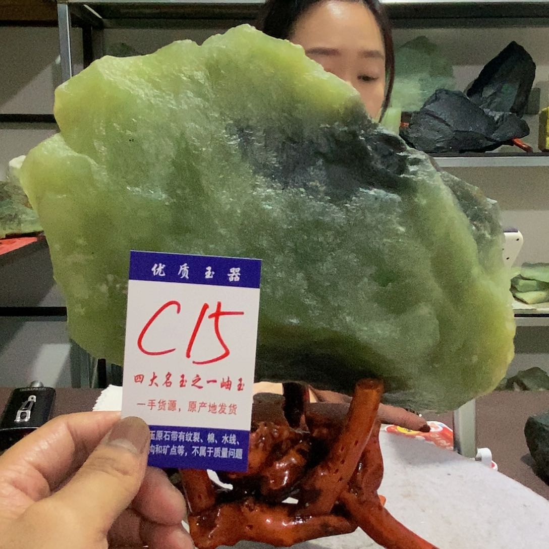 未镶嵌蛇纹石玉原石苦****哈