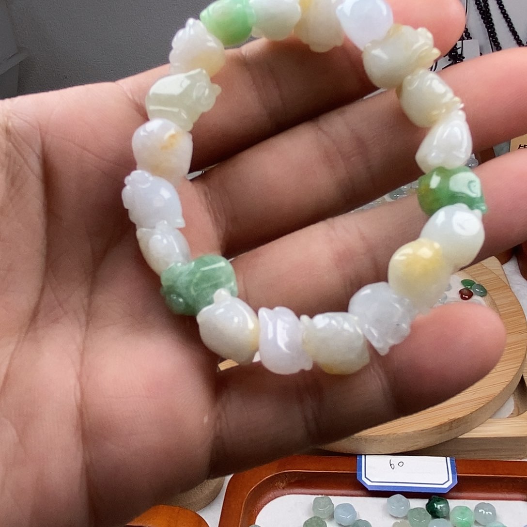 翡翠颈饰未镶嵌小猪手串