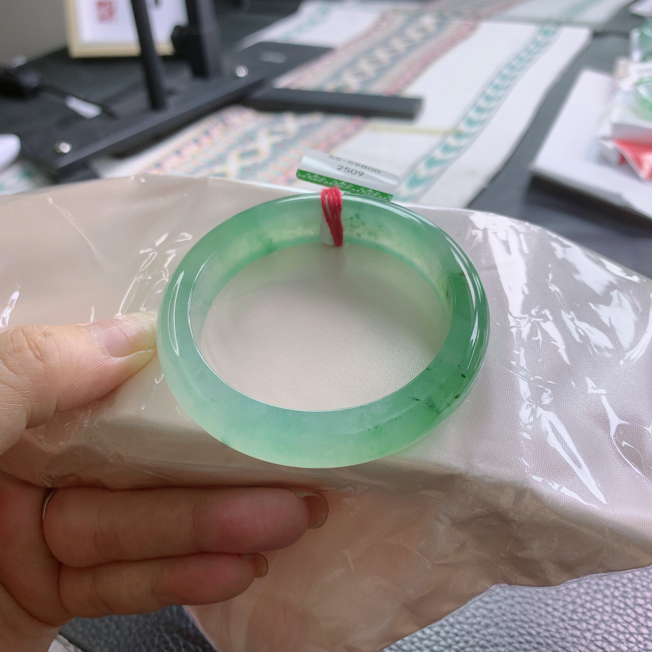 55圈天然缅甸A货翡翠老坑冰种起光满绿色晴水绿宽边手镯