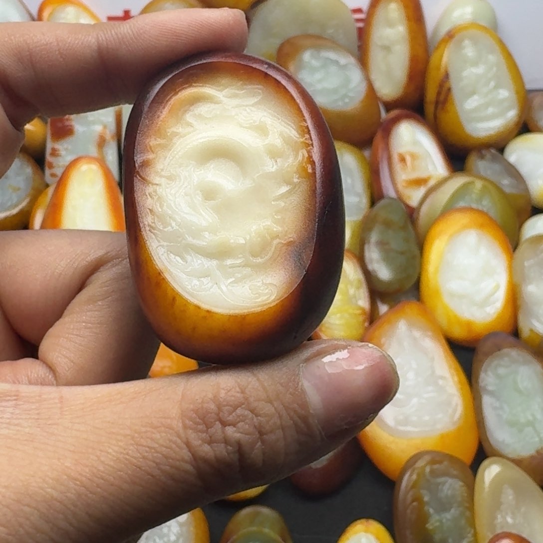 和田玉颈饰未镶嵌若**离