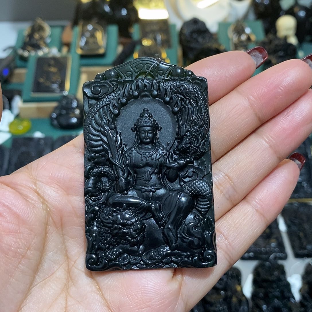 蛇纹石玉颈饰未镶嵌小***丑