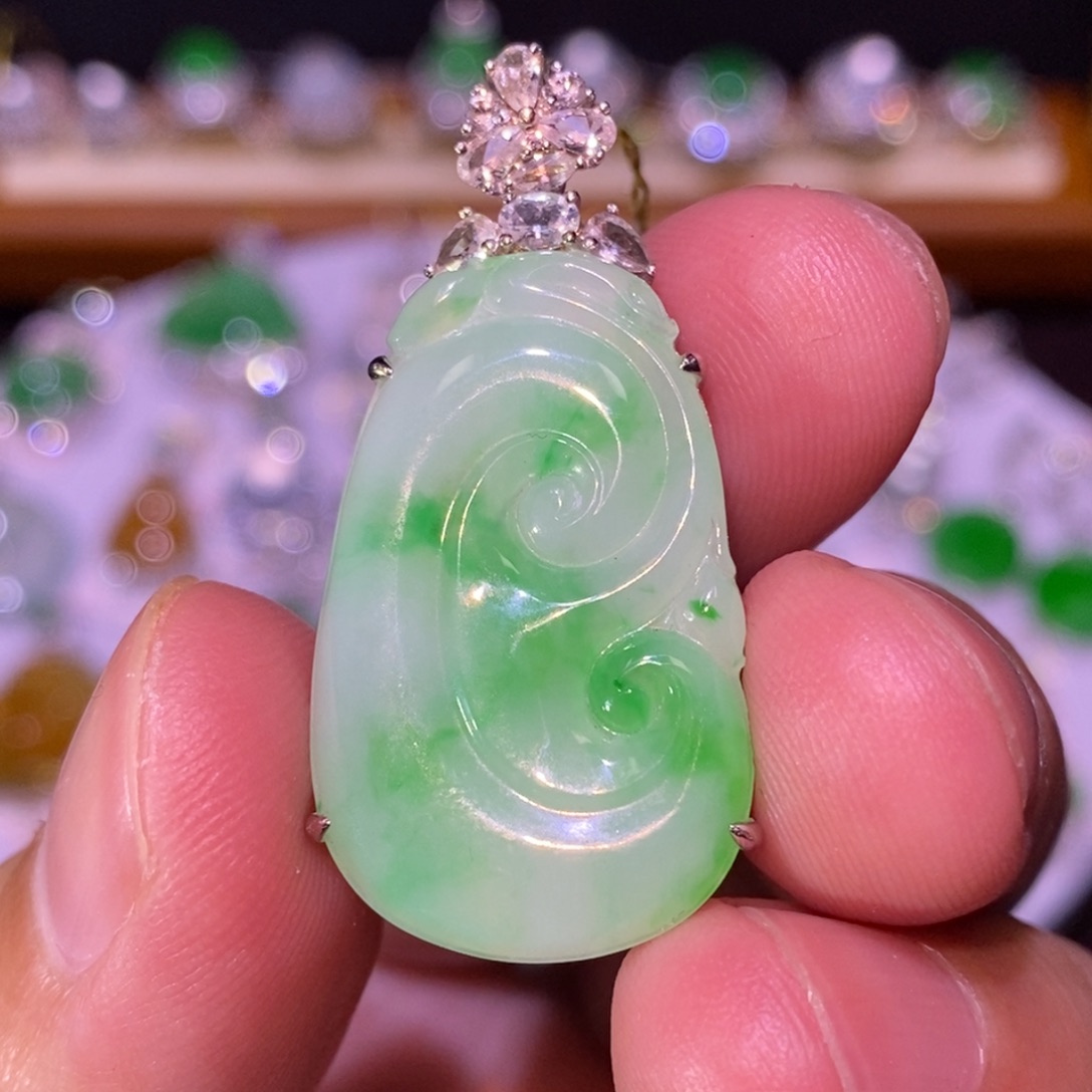 【闪购商品】颈饰18K金镶嵌翡翠