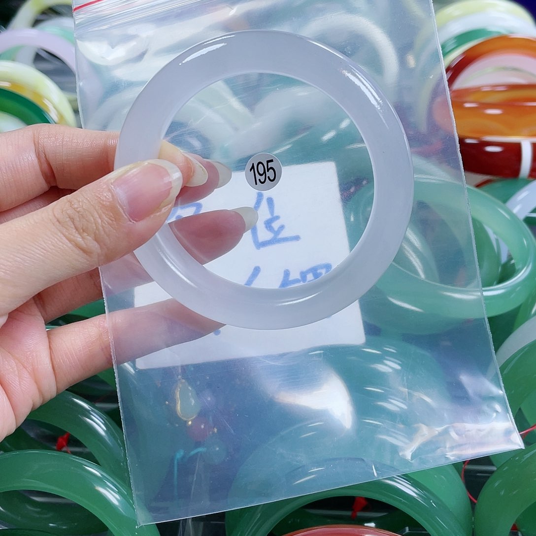 【闪购商品】石英质玉手镯未镶嵌56