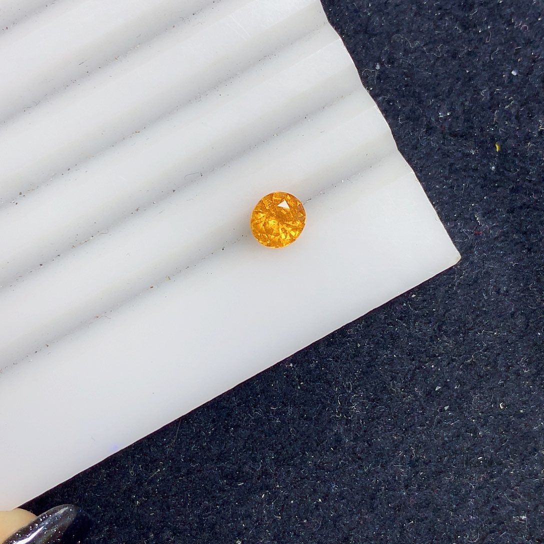 石榴石（芬达石）珠宝半成品未镶嵌0.68c t