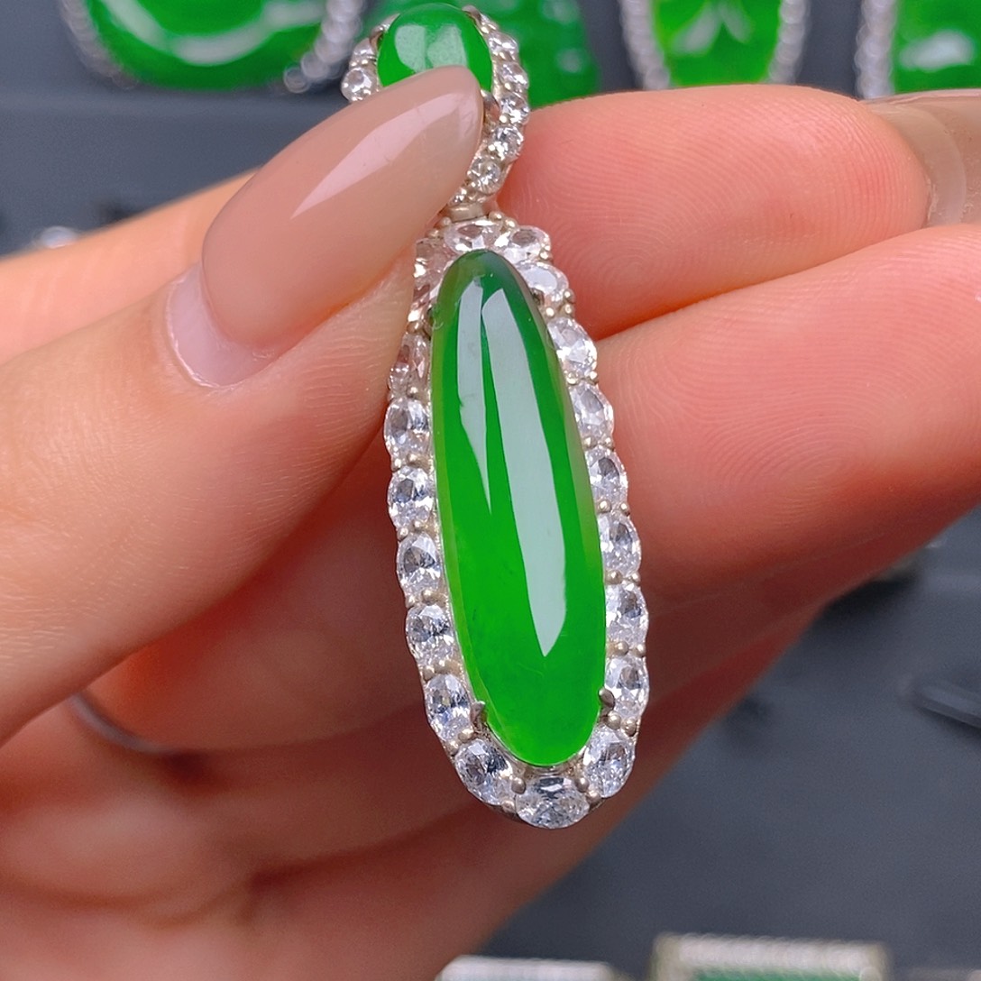 颈饰银S925镶嵌翡翠随行吊坠