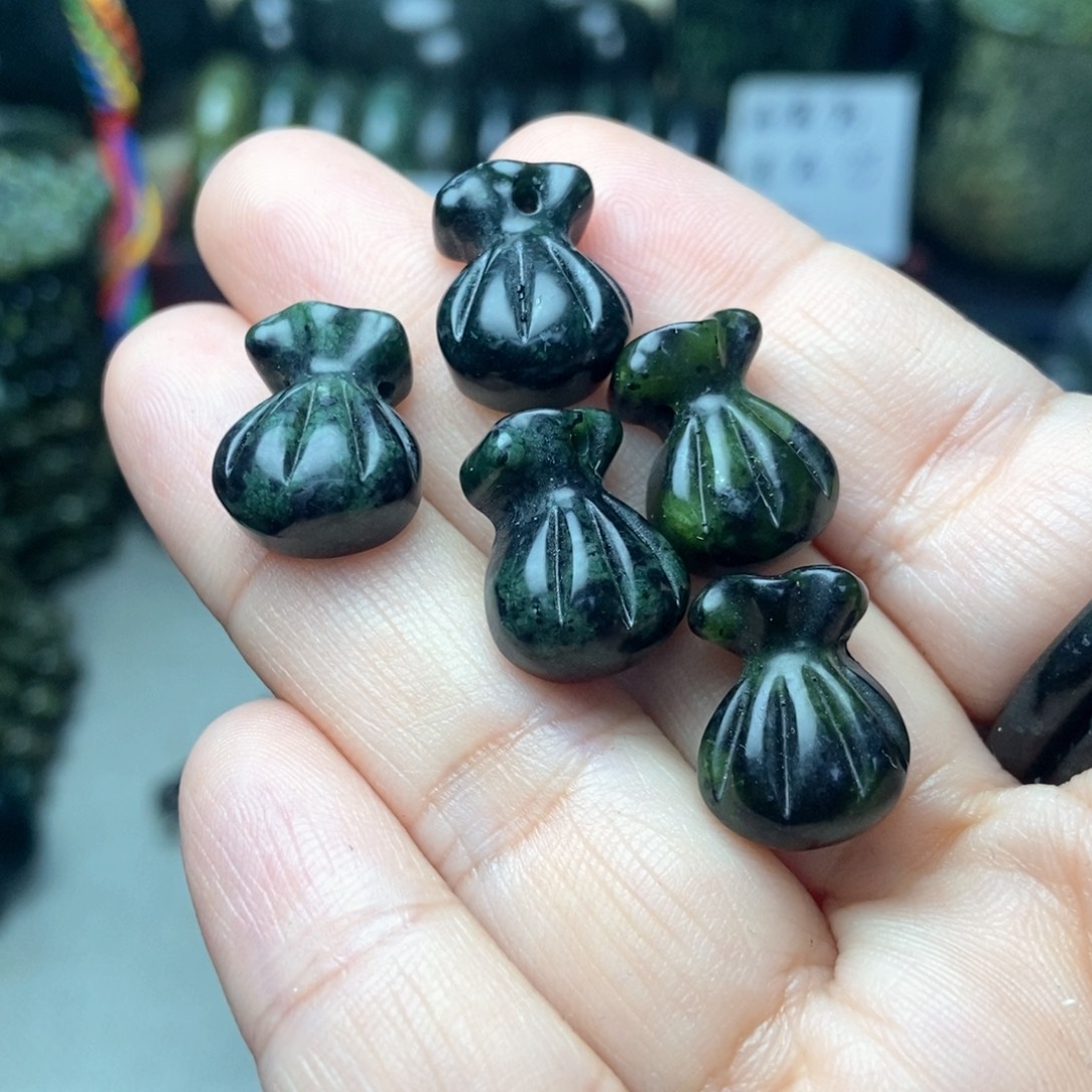 蛇纹石玉未镶嵌颈饰钱袋子