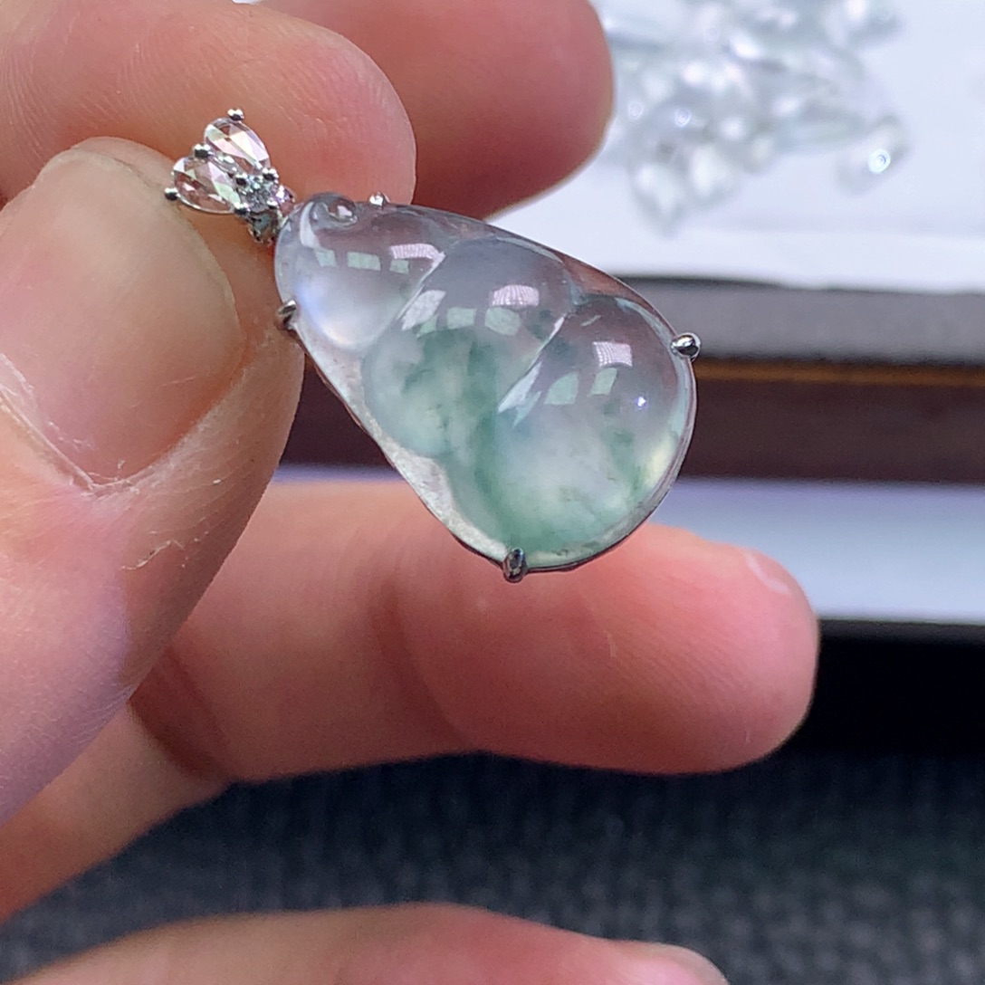 翡翠18K金镶嵌颈饰福豆