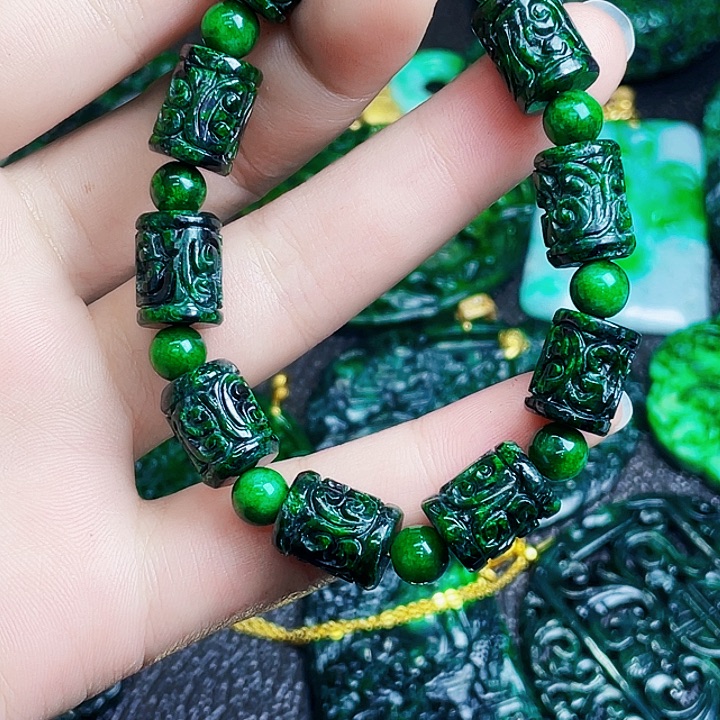 翡翠未镶嵌颈饰多样性