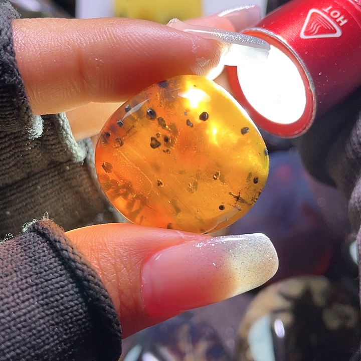 琥珀裸石未镶嵌。