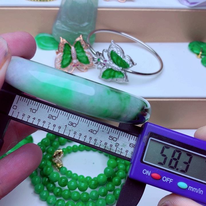 翡翠手镯未镶嵌手镯