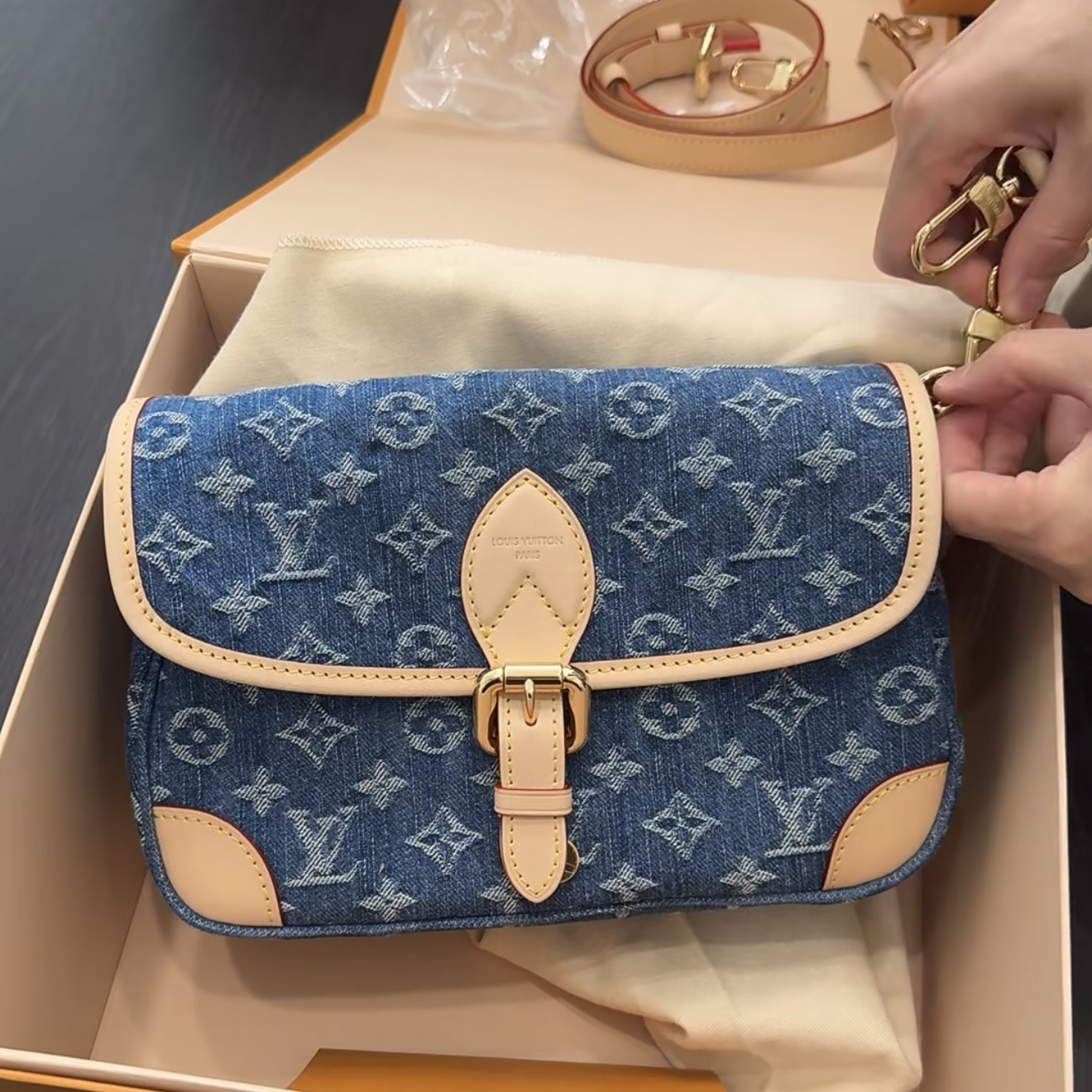 未使用 LouisVuitton/路易威登 青奢荟/牛仔法棍斜挎包/87554