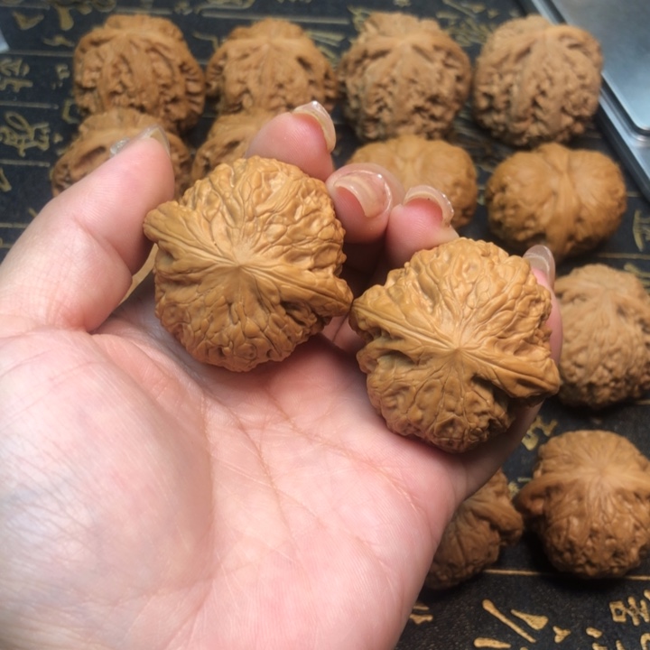 桃核把件40铁锤。