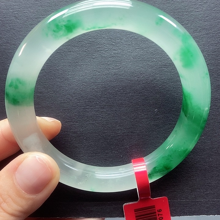 石英质玉手镯未镶嵌牛