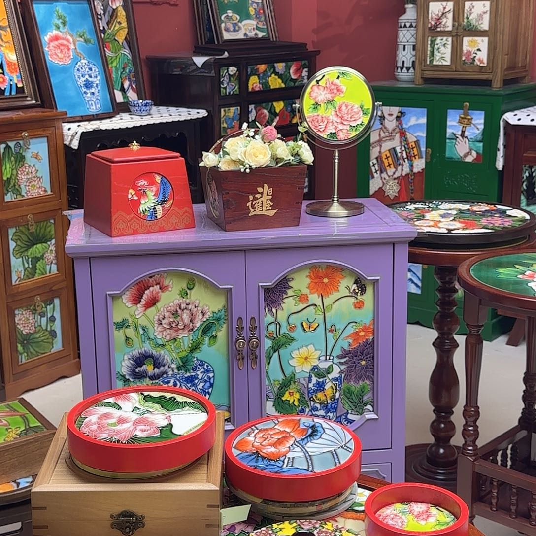 一***光瓷片圆红盘大师荷花蓝牡丹