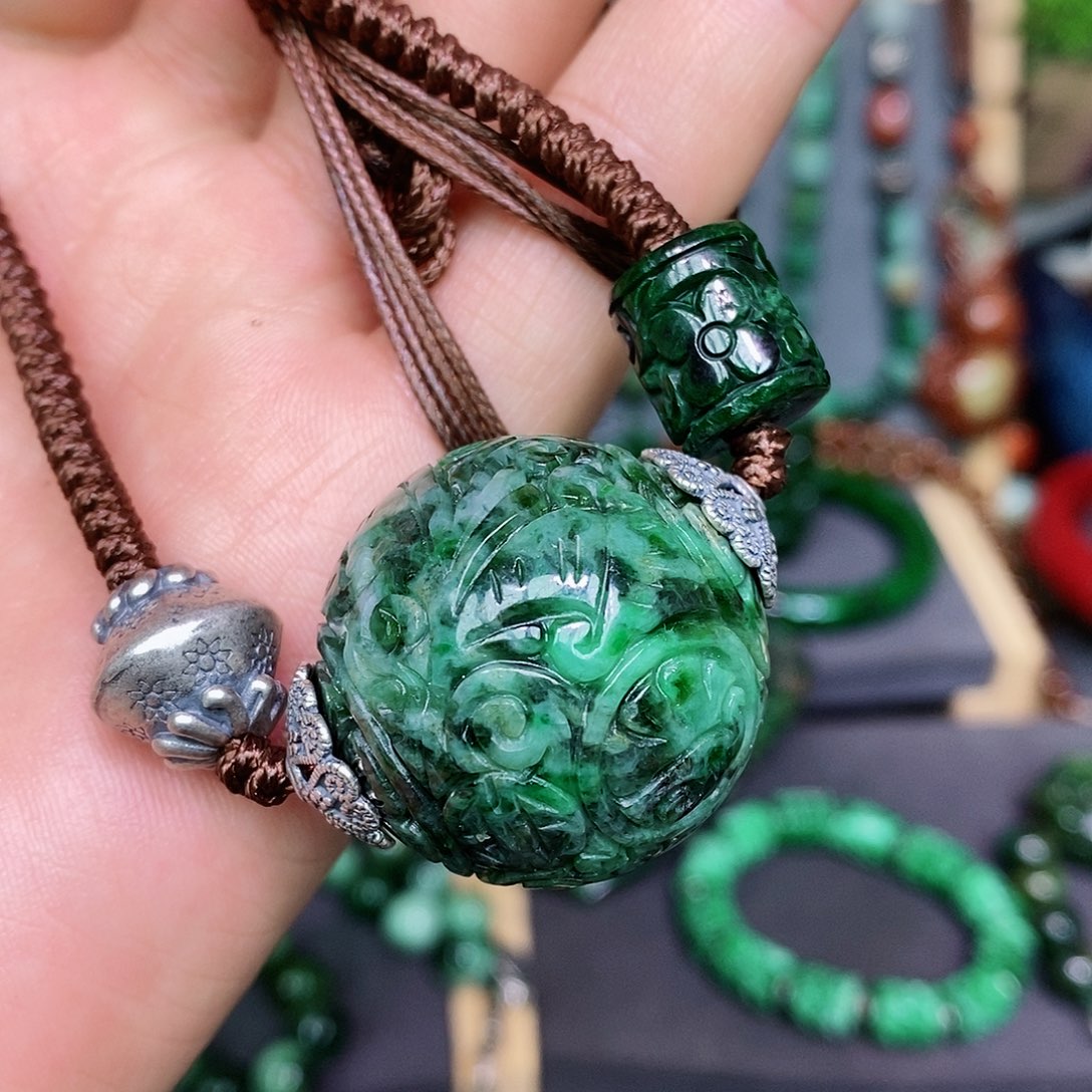 翡翠颈饰未镶嵌漂亮美眉