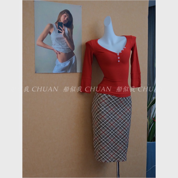 【船似我 CHUAN】秋橘红 独特纽扣v领正肩修身长袖辣妹250765