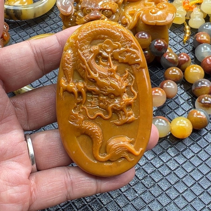 石英质玉（黄龙玉）颈饰未镶嵌