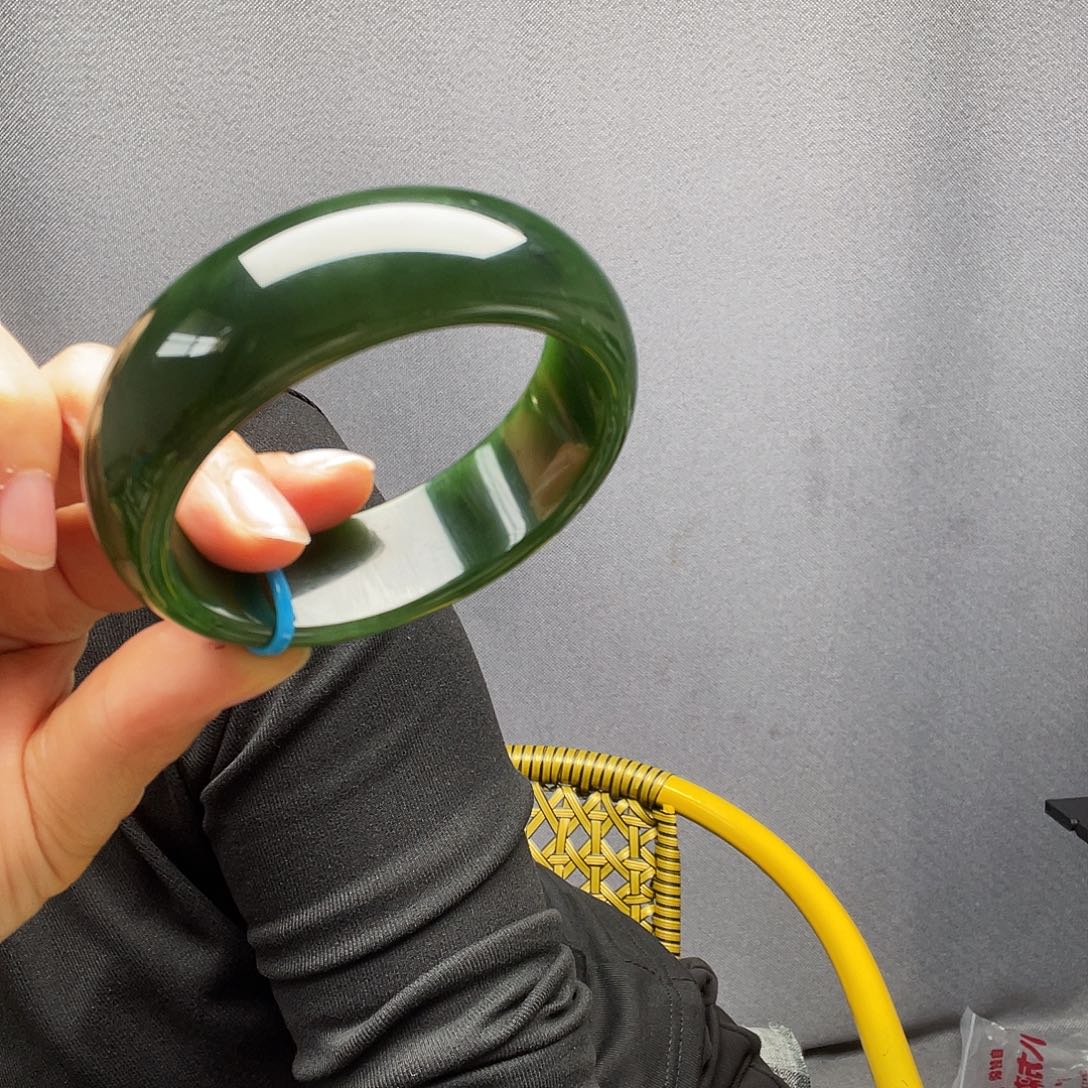 做***人和田玉未镶嵌手镯