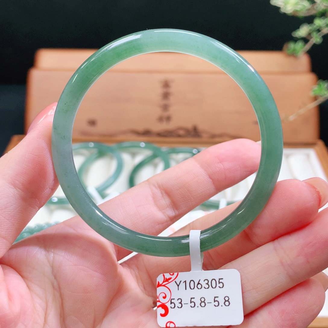 翡翠手镯未镶嵌天然