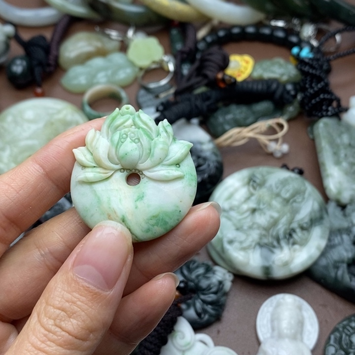独山玉未镶嵌颈饰