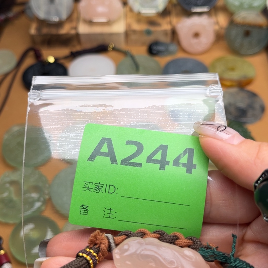 W***糖蛇纹石玉未镶嵌颈饰