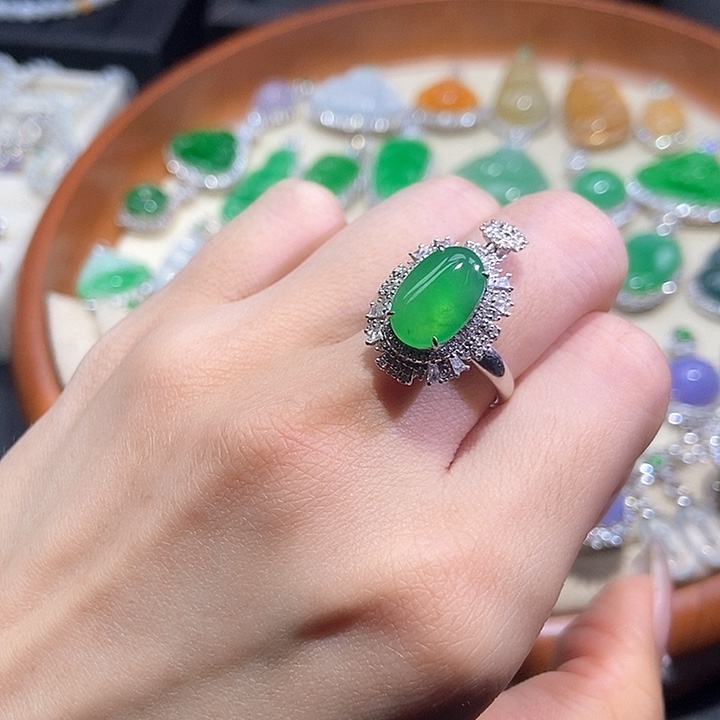 颈饰18K金镶嵌翡翠