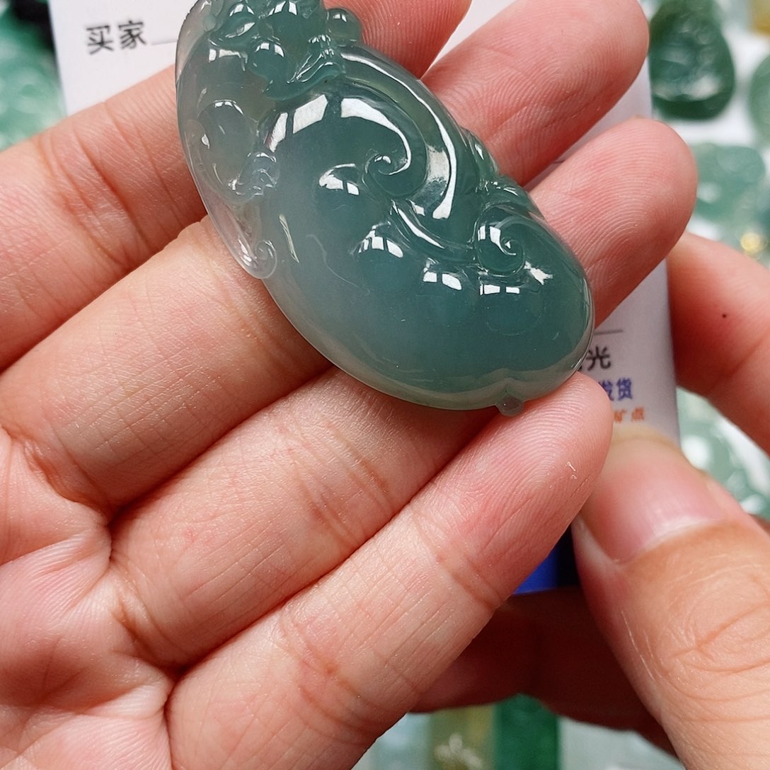 翡翠未镶嵌颈饰如意