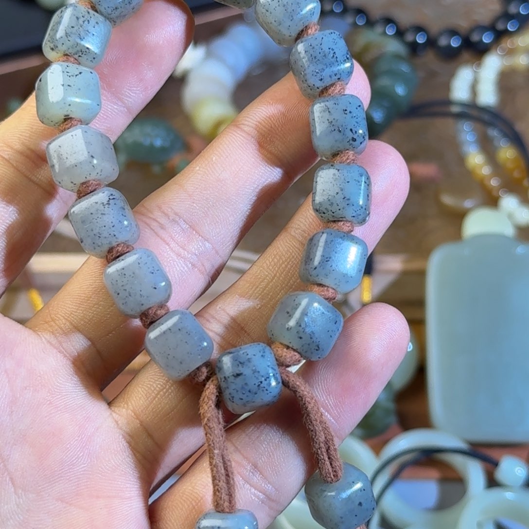 秦***月和田玉未镶嵌手链