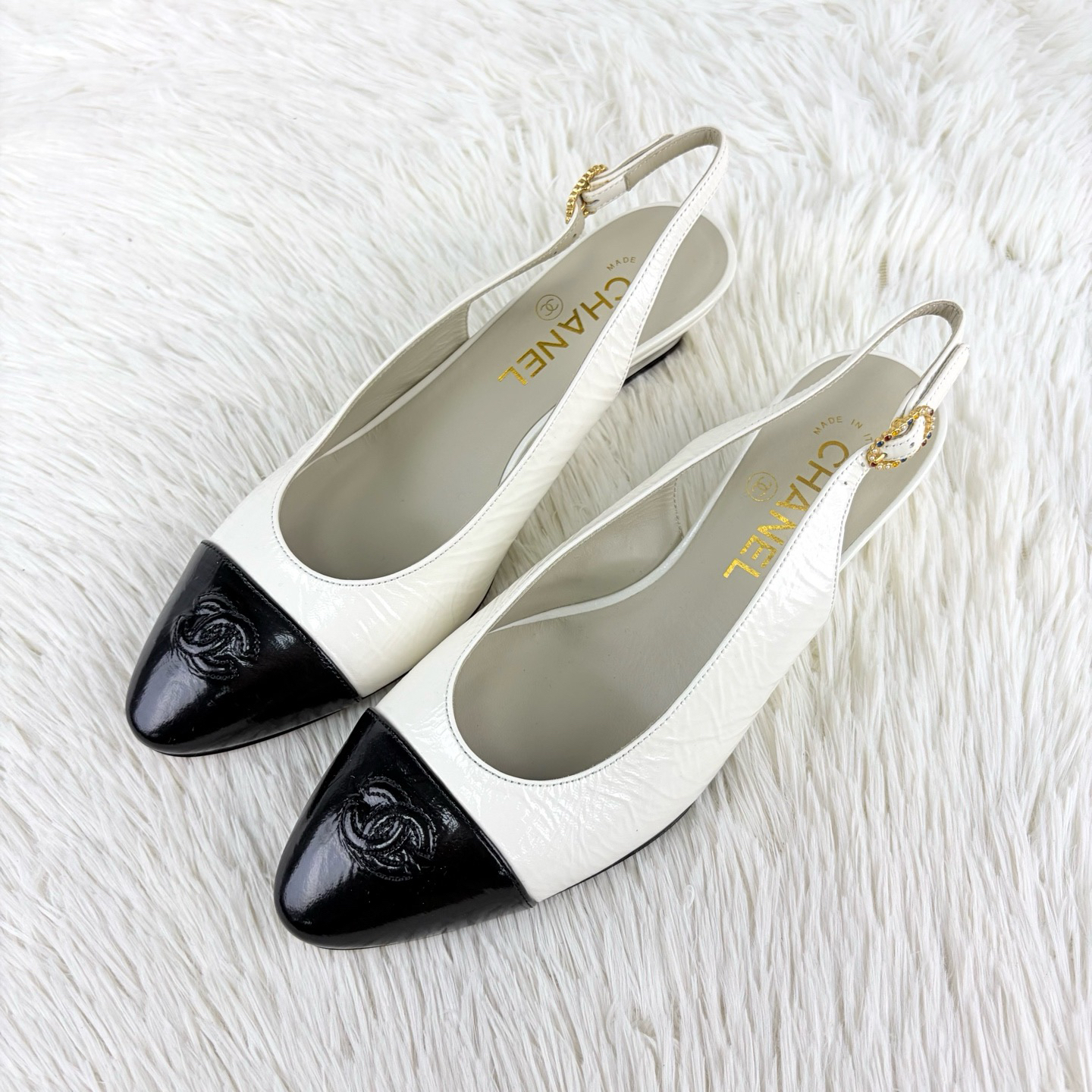 99新 Chanel/香奈儿 25ss白色漆皮坡跟凉鞋37.5吗原盒仅试穿 咩