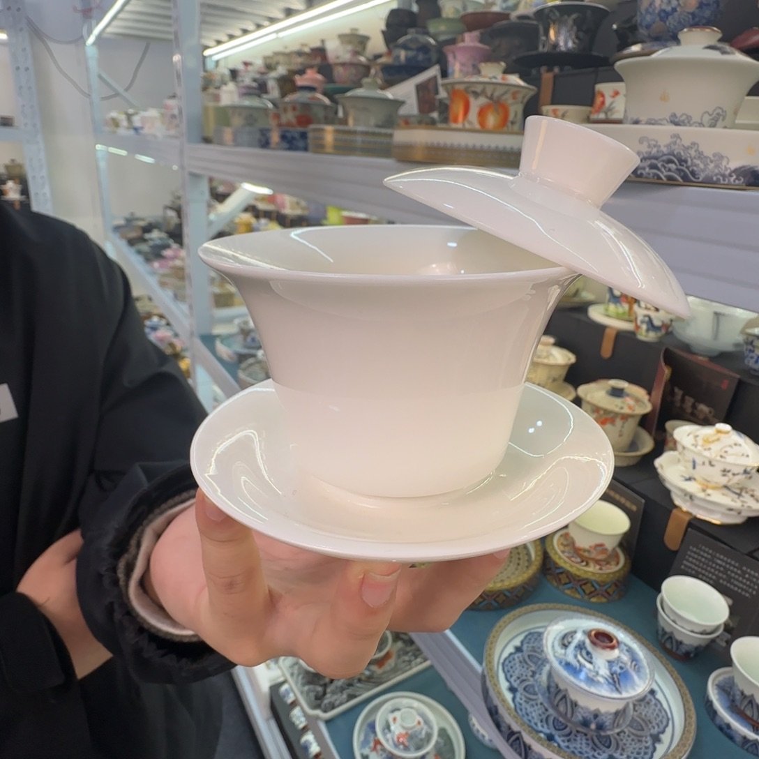 这些盖碗很漂亮我很喜欢！！