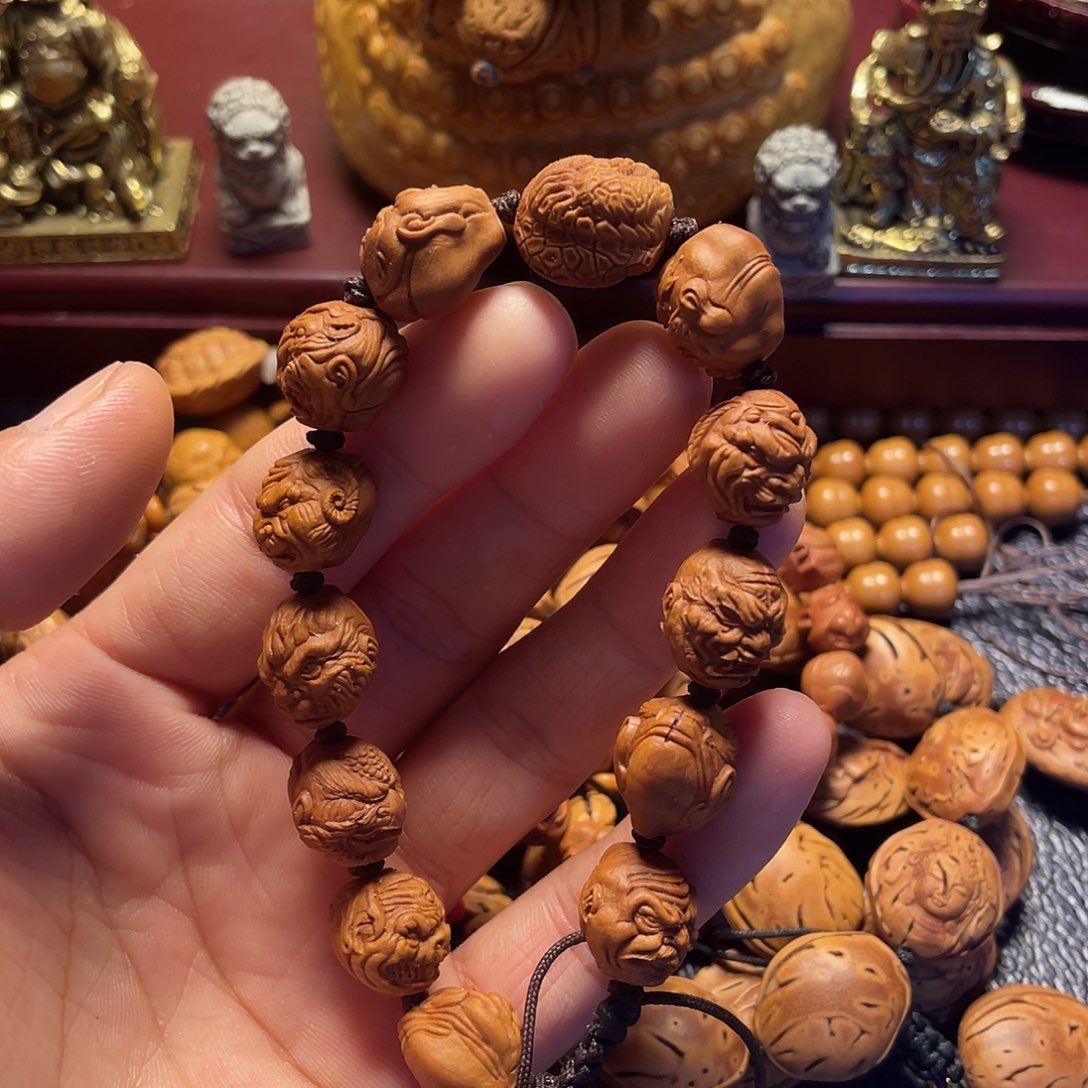 張***收龙纹桃核雕刻十二生肖恶僧